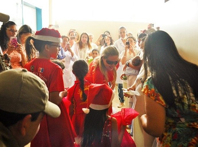 Bombeiros distribuem presentes no Hospital Universitário