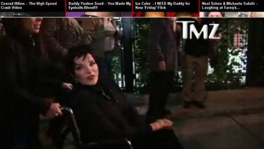 Liza Minelli quebra perna e fica na cadeira de rodas