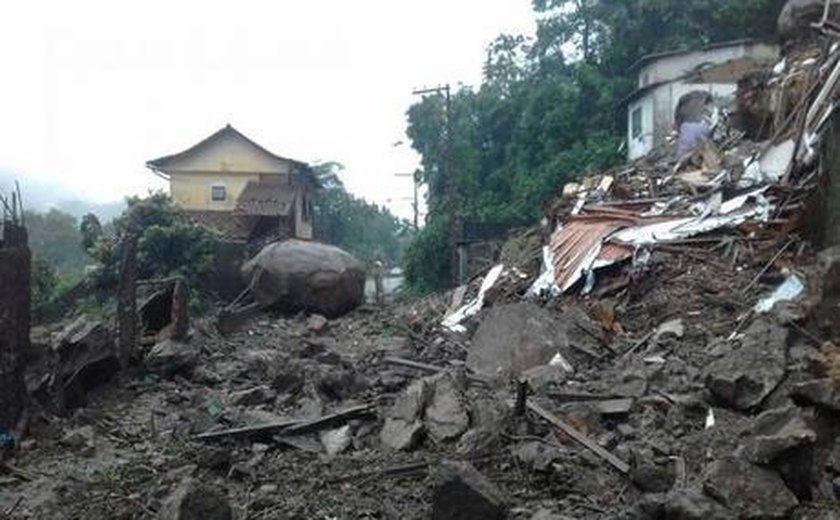Duas pessoas morrem em deslizamento de terra em Petrópolis