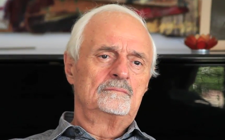 Morre Ted Kotcheff, diretor de 'Rambo' e 'Um Morto Muito Louco'