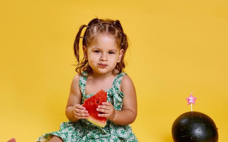 Maria Flor completa 2 anos e Virginia Fonseca compartilha ensaio fofo da menina