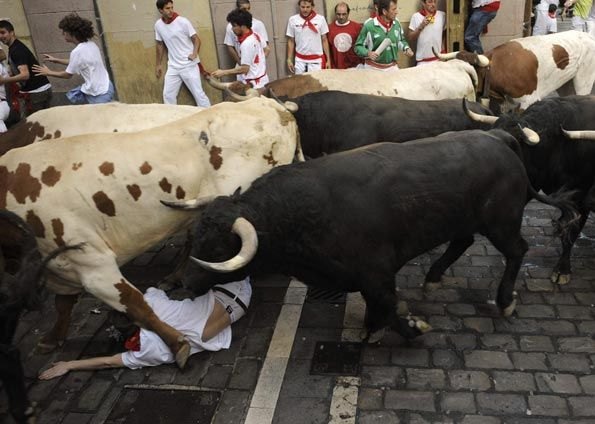 Folião é pisoteado por touros da casa Fuente Ymbro hoje (13) na Festa de São Firmino, em Pamplona, norte da Espanha