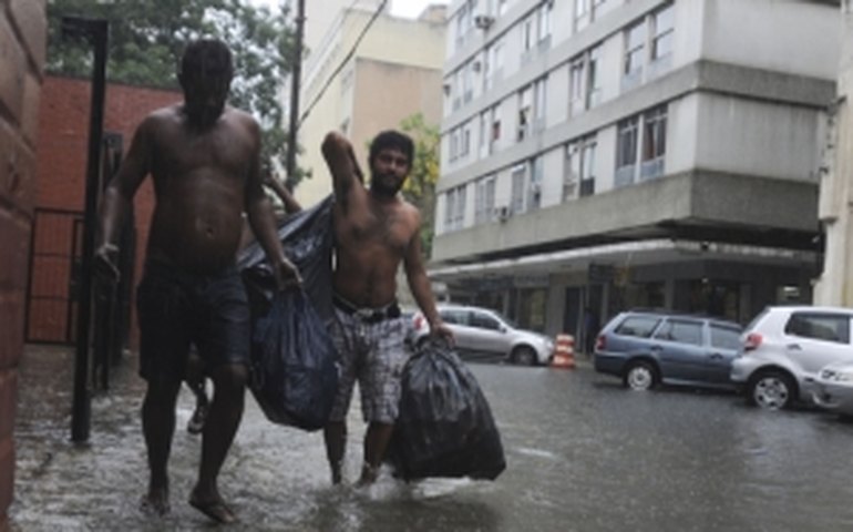 Onze municípios fluminenses estão em alerta máximo por causa da cheia de rios