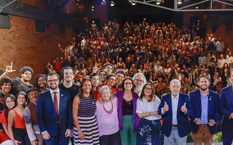 Reinaugurado por Lula, armazém mobiliza coletivos artísticos no Rio