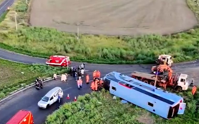Ônibus capota em rodovia de MG e deixa 10 mortos; há crianças entre as vítimas
