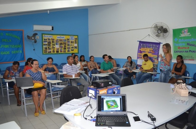 Secretaria de Educação de Cajueiro realiza formação pela escola