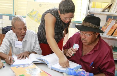 Alagoas registra a maior redução percentual na taxa de analfabetismo entre adultos, aponta IBGE