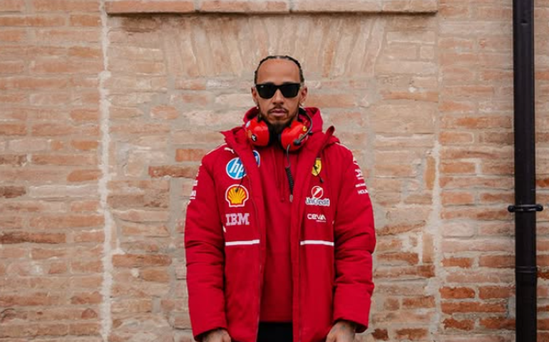 Hamilton lamenta ritmo da Ferrari na estreia e busca rápida adaptação: 'Ganhando confiança'