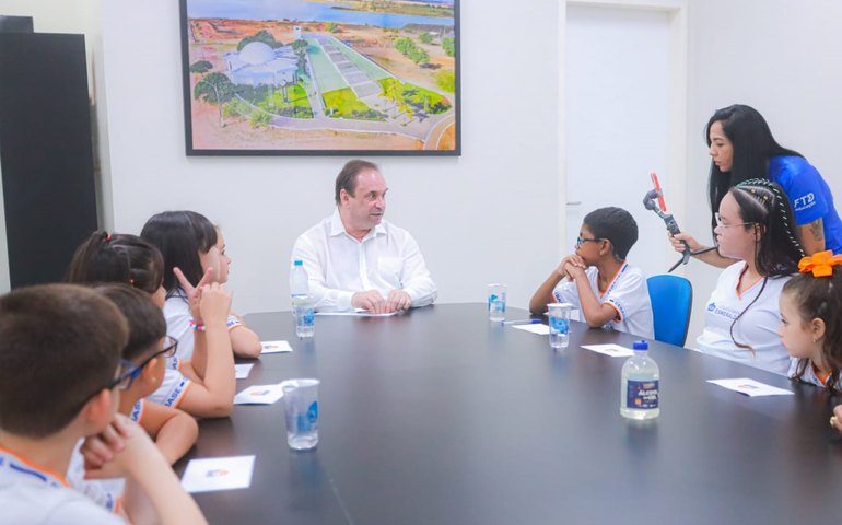 Prefeito Luciano participa de podcast com alunos no Centro Administrativo