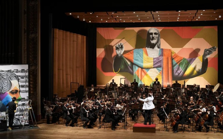 Kobra pinta painéis ao vivo durante concerto no Teatro Municipal de SP