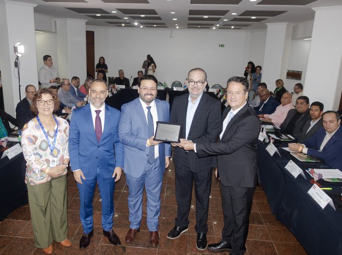 Diretor da CNI, Roberto Muniz é homenageado pelo Fonset durante assembleia em Maceió