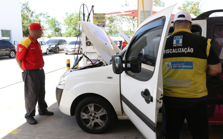 Preços de gasolina, diesel e etanol caem após alta do petróleo e reforço na fiscalização