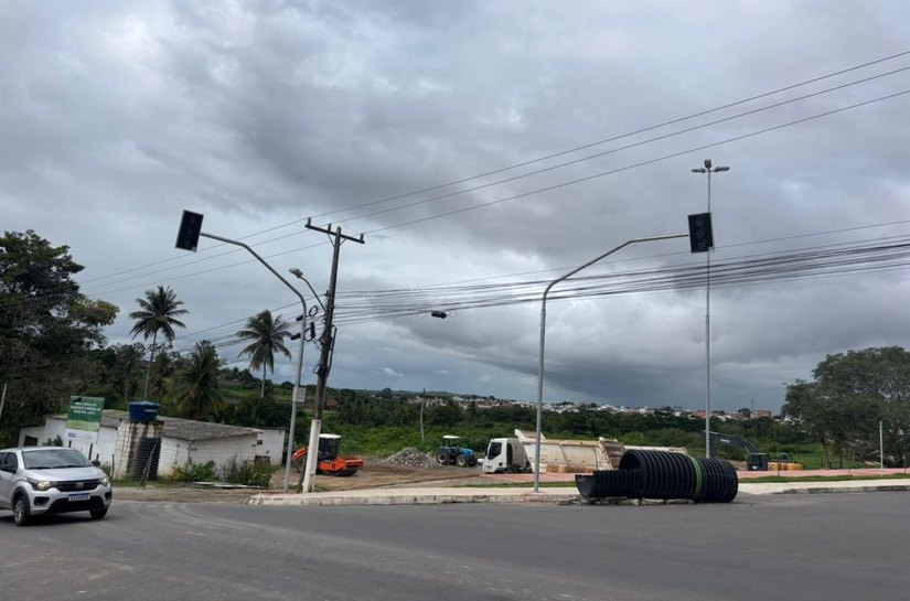 Arapiraca: Obra da Marginal do Riacho Piauí recebe novos pontos semafóricos