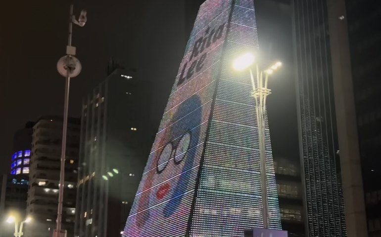 Projeção em prédio da Avenida Paulista homenageia Rita Lee