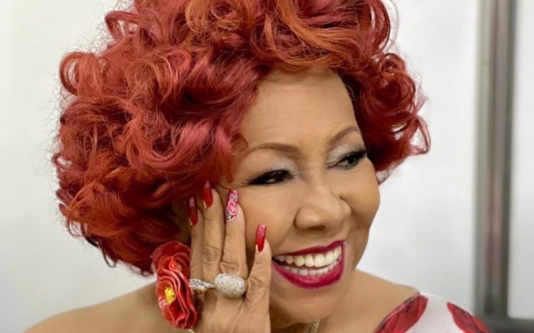 Alcione canta dentro de aeronave da TAM em voo atrasado