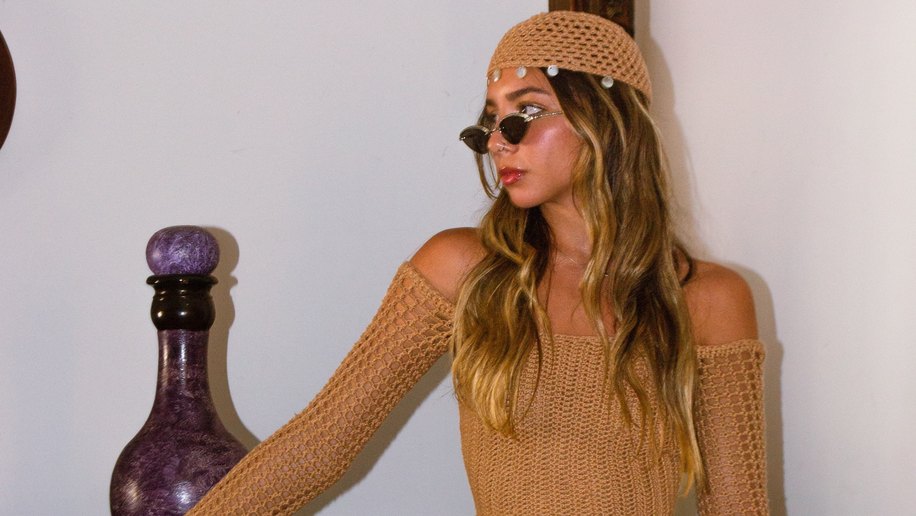 Produtora de moda alagoana aposta em crochê moderno com pedrarias para o Réveillon