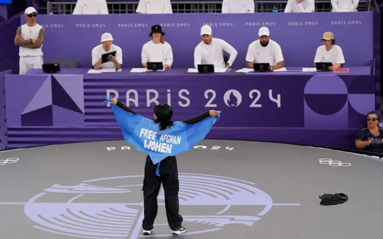 Refugiada afegã é desclassificada do breaking em Paris-2024 por exibir mensagem política