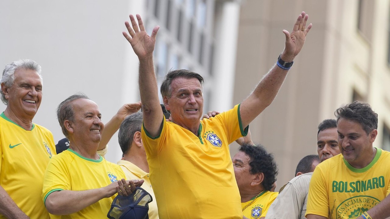 Contexto de polarização no país impede prisão imediata de Bolsonaro, opina analista