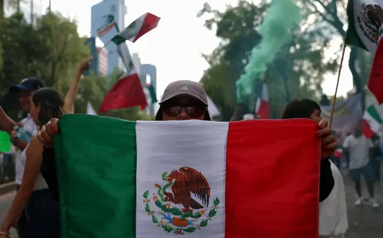Senado do México aprova termos gerais da reforma judicial de Obrador, apesar de protestos