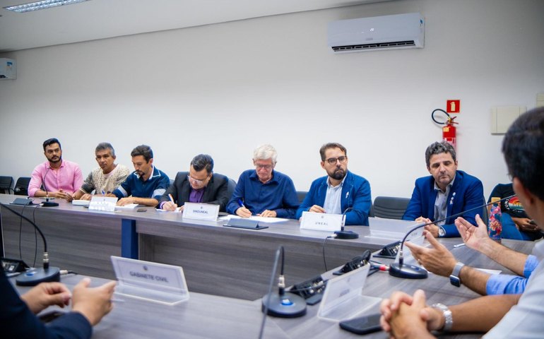 Governo recebe comissão para discutir realização de concurso público para a Uneal