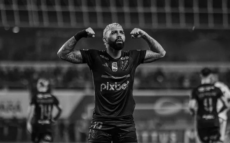 Leo Jardim explica ausência de Gabigol entre os titulares, mas elogia: 'É um jogador especial'