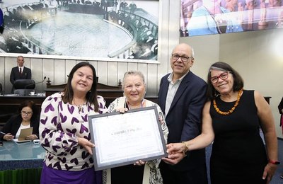 Deputada estadual Fátima Canuto entrega comenda à artista e colecionadora Tânia de Maya Pedrosa