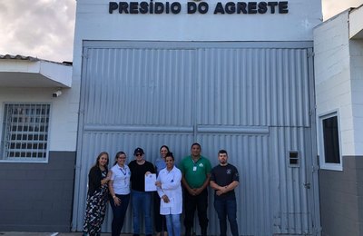 Biblioteca de Arapiraca doa livros para Presídio do Agreste e fortalece projeto de ressocialização