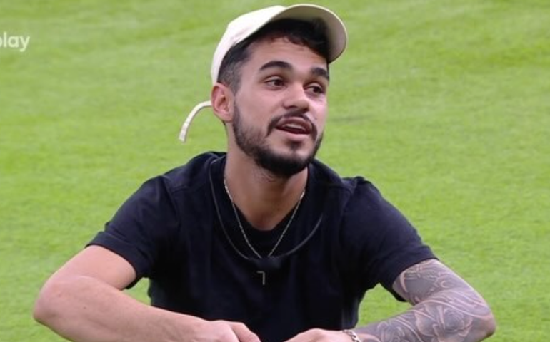 'BBB 25': João Pedro imita Renata e chama sister de 'gay insuportável'