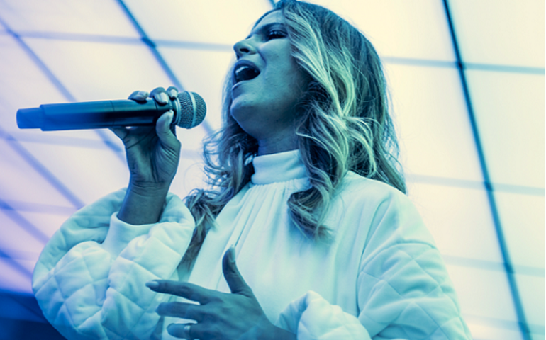 Aline sobe primeiro single do álbum de 30 anos de carreira