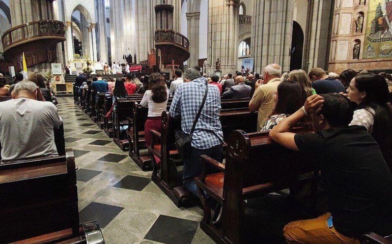 Fiéis se despedem do Papa Francisco em missa na Catedral da Sé (VÍDEOS)
