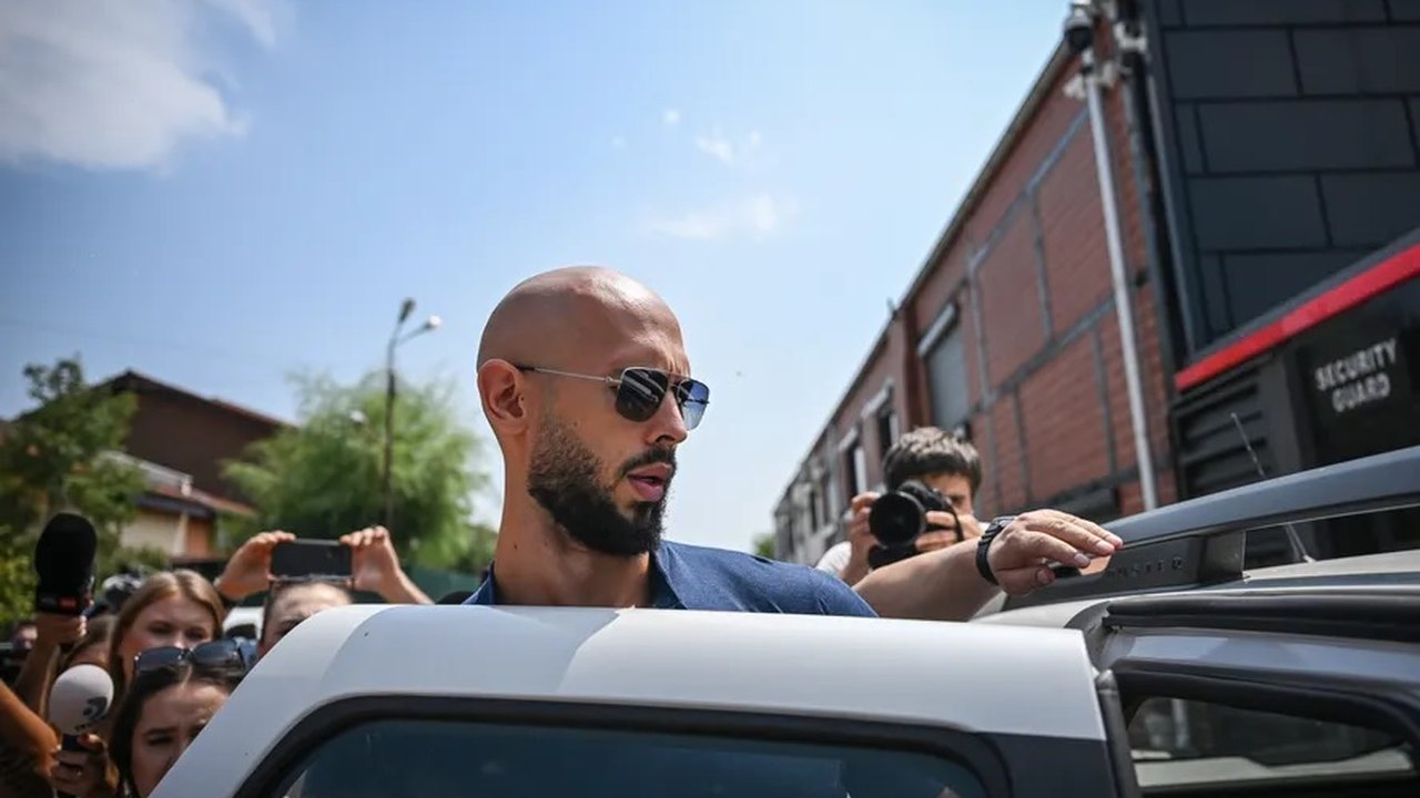 Romênia suspende prisão domiciliar do 'influenciador' Andrew Tate
