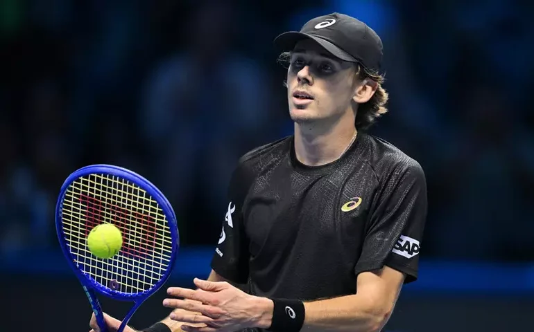 De Minaur bate Fritz e agora torce por Alcaraz no ATP Finals