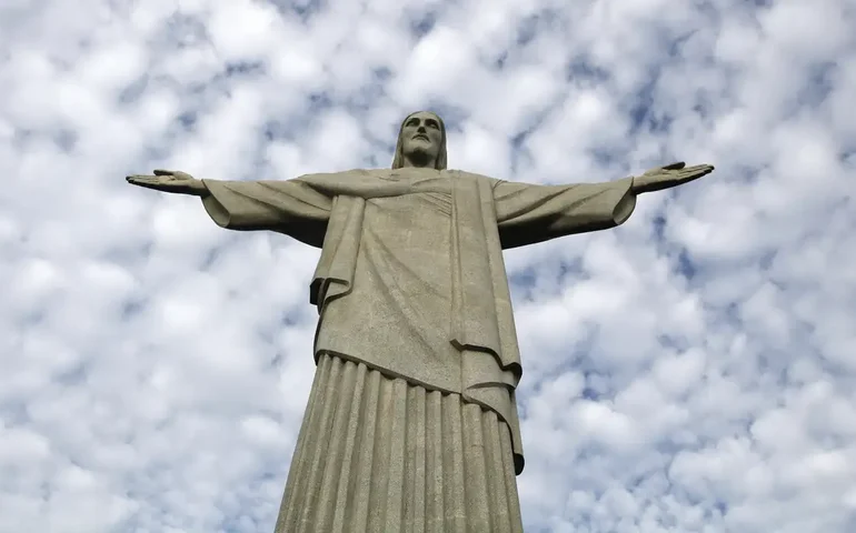 Cristo Redentor: turista chileno é atingido por pedestal e se fere na cabeça e no pé