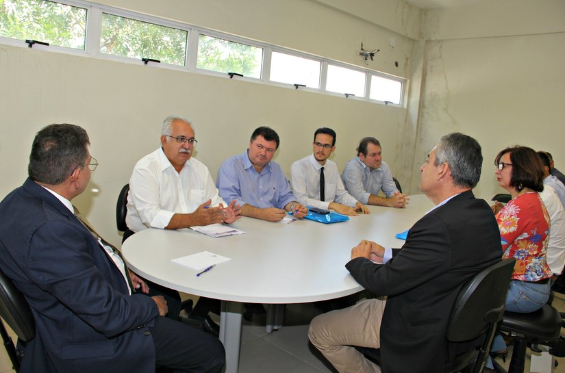 Rogério, hospitais e MP discutem melhorias nos serviços de saúde