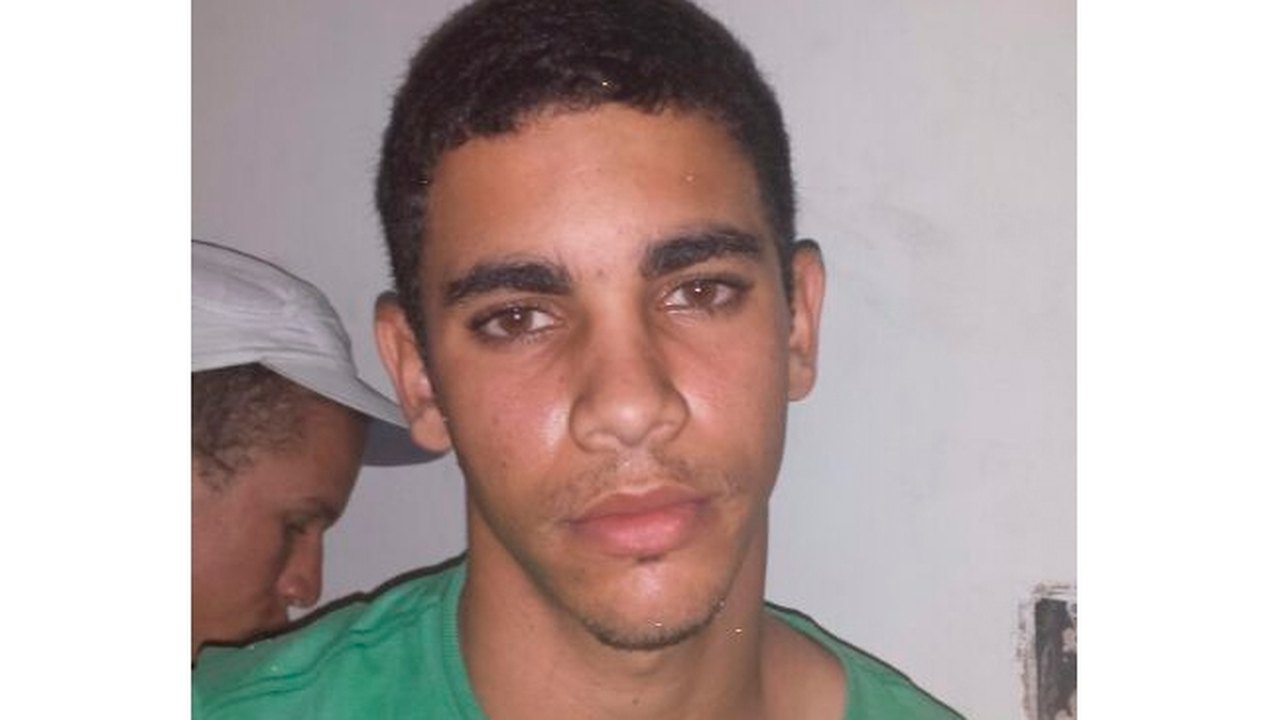 Dupla suspeita de participação em crimes é presa com arma em Messias