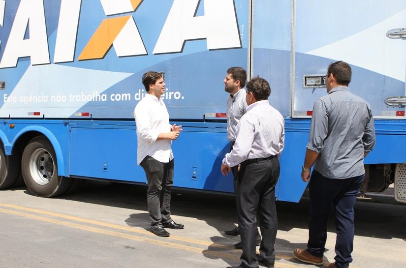 Prefeito Cacau visita unidade móvel da Caixa instalada na Praia do Francês