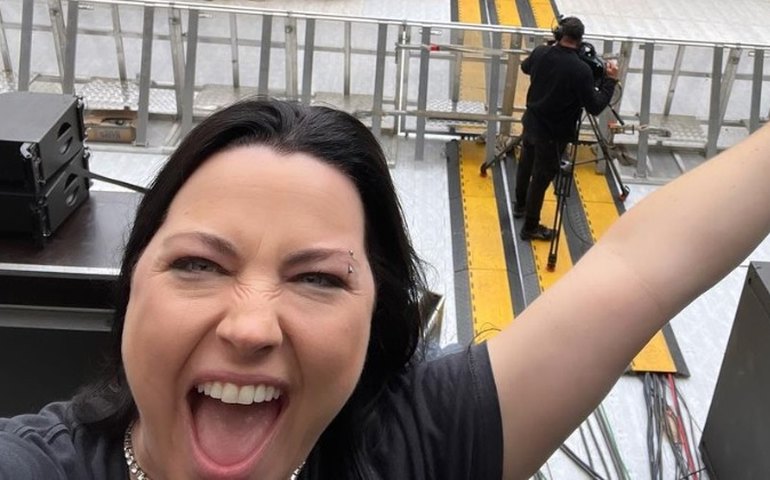 Amy Lee, do Evanescence, anda de ônibus urbano em São Paulo
