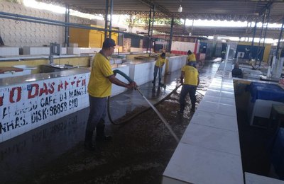 Mutirão leva serviços de limpeza para mercado e feira do Benedito Bentes