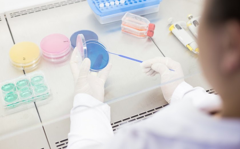 Professora de Biomedicina orienta sobre consumo de bebidas em embalagens