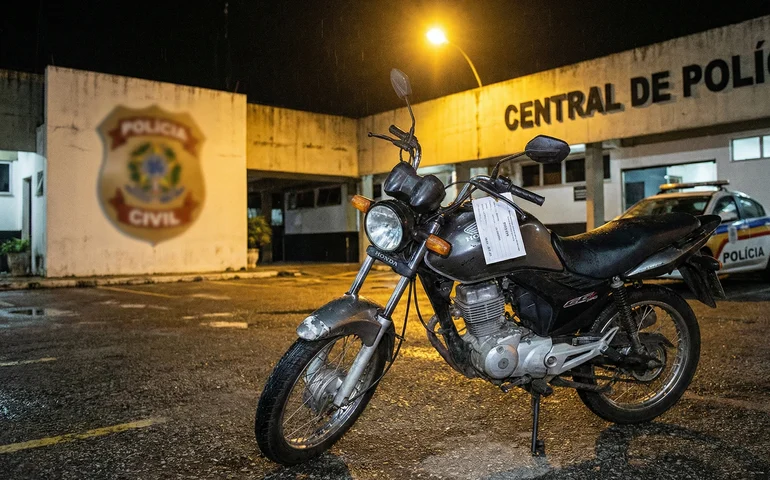 Adolescentes tentam fugir de abordagem policial em moto e são apreendidos após perseguição em Feira Grande