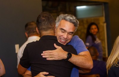 No Dia dos Professores, Rafael Brito comemora aprovação de projeto que assegura pagamento do piso a contratados por tempo determinado