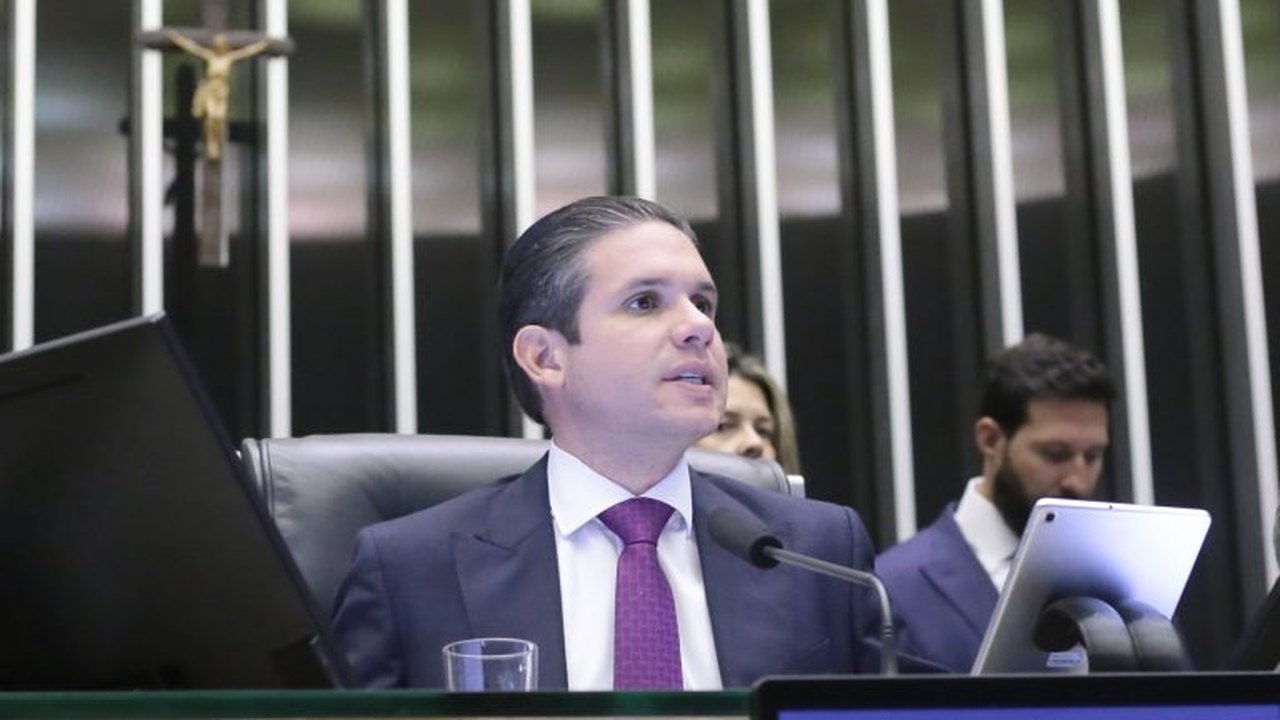 Câmara vai dar total atenção à medida provisória sobre tarifaço, afirma Hugo Motta