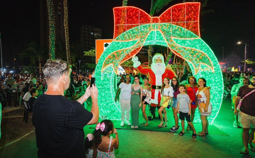 Desfile leva magia do Natal para a orla da Ponta Verde