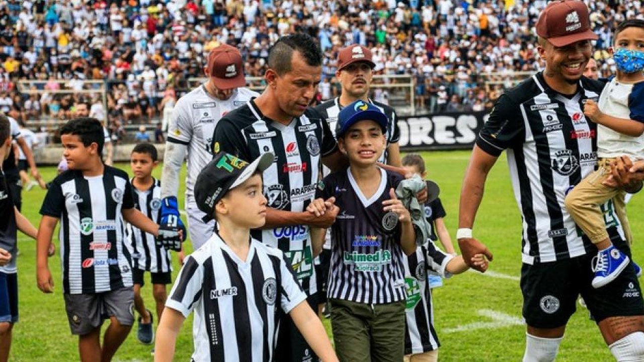 Arthur Ventura realiza sonho, entra em campo com os atletas alvinegros e vive momento ímpar como torcedor