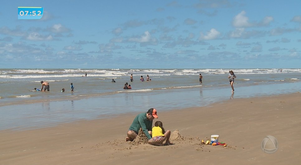 Feriadão da Semana Santa: Sergipanos e turistas curtem praia