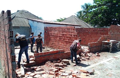 Ação demole construção irregular no Vergel do Lago