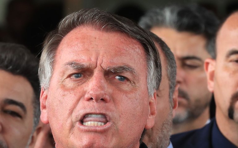 Moraes decreta prisão domiciliar e apreensão na casa de Bolsonaro