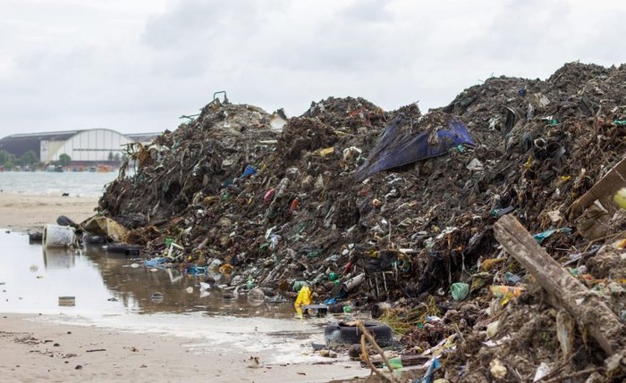 Chuvas do fim de semana arrastaram mais de 700 toneladas de lixo da foz do Salgadinho para a Praia da Avenida