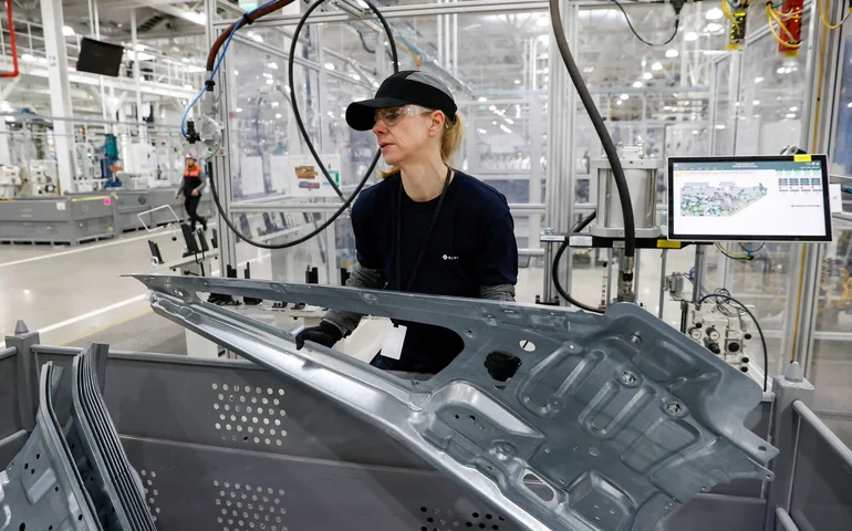 Encomendas à indústria nos EUA caem 3,3% em junho ante maio