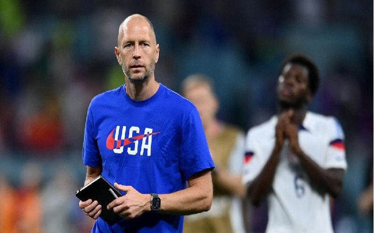 Mãe de jogador admite que denunciou técnico dos EUA por chutar esposa em 1991